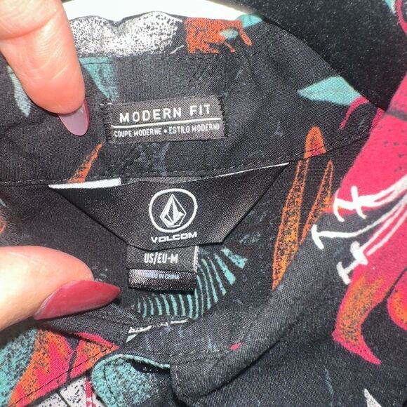 Volcom Men’s Tropical Button Down Tee - Picture 3 of 9